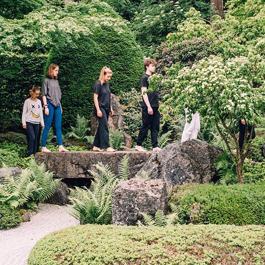Schulklassen gehen im Zen-Garten am Benediktushof
