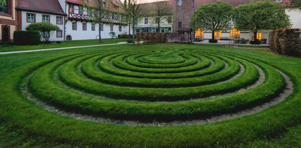 Struktur des Rasenlabyrinths als Sinnbild für die Struktur der Stiftung